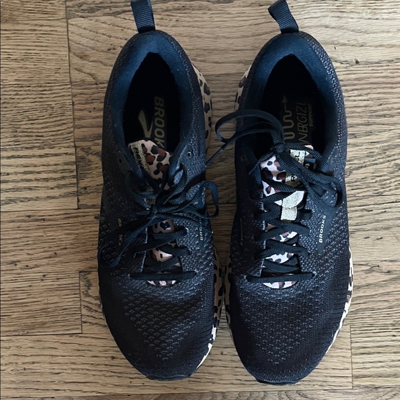 Brooks Revel Women's Black Running Shoes with Leopard-Print Midsole NF - Picture 4 of 7